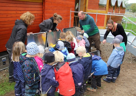 Monika Schmengler (v.l.n.r.), Rabea Heweling und Carlo Ridder vom Waldkindergarten Alpen zeigen Geschäftsstellenleiterin Kathrin Hüsch (r.) die neuen Aluboxen, die der Verein mit dem Spendengeld von der Bürgerstiftung der Sparkasse am Niederrhein kaufte. In den wetterfesten Kisten lagern Hängematten, Stoffe, Seile und ganz viele Sachen zum Basteln und zum Spielen. Dank der Boxen haben die Kinder mehr Platz in den neuen Bauwagen. 