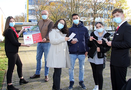 Das Gymnasium Rheinkamp ist bei der 7. Staffel von Knete für die Fete dabei. An ihrer alten Schule werben Marie Jochums (l.) und Maurice Drüge (r.) für den Videowettbewerb der Sparkasse am Niederrhein. Immerhin winken Preisgelder bis zu 1.000 Euro. Schulleiter Dirk Mennekes (2.v.l.) begrüßt die Teilnahme des kommenden Abschlussjahrgangs. Ebru Ünver, Davide Mascia und Dina Aabbadi wollen die Chance ergreifen, auf kreative Weise Geld in ihre Abi-Kasse zu bekommen.