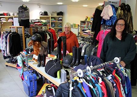 Beate Achilles (links) und Michaela Mayboom, die Leiterin des Fachbereiches Bildung beim Awo-Kreisverband, wollen im Second-Hand-Laden „Stoffwechsel“ an der Hopfenstraße in Moers bald Kaufleute im Online-Handel ausbilden. 