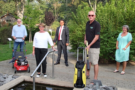 Damit der Barfußpfad im Jungbornpark weiterhin eine Freizeit-Perle bleibt, investierte der Verein Repelen Aktiv die 1.000-Euro-Spende der Sparkasse in einen neuen Rasenmäher und einen professionellen Hochdruckreiniger. Günther Grüger (v.l.n.r.), Traute Olyschläger-Ohlig, Oliver Heger, Norbert Hagel und Ursula Elsenbruch.