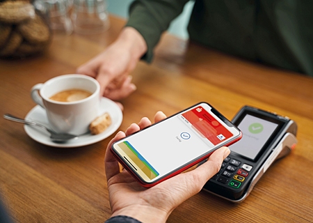 Sparkassen- Kunden können mit ihrem iPhone und ihrer Apple Watch bei Discountern, in Geschäften, Apotheken, Taxis, Restaurants, Coffee-Shops, an Verkaufsautomaten und vielen weiteren Orten mit Apple Pay und der girocard bezahlen.