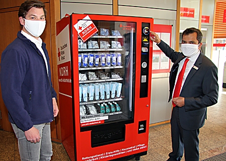 DRK-Geschäftsführer Andreas Bußmann (links) und Giovanni Malaponti am DRK-Schutz-Automaten im Foyer der Sparkasse am Ostring. 