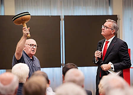 Im vergangenen Jahr berichtete Wilfried Drnec (links) von der Behinderten-Sportgemeinschaft (BSG) im Interview mit Bernd Zibell von der ehrenamtlichen Arbeit seines Vereins. Er hatte dazu einen Stock mitgebracht, der nicht über Eis, sondern über Parkett oder Turnhallenböden geschoben wird. „Dieser Sport ist bei uns sehr beliebt und macht viel Spaß, ich lade sie alle dazu ein“, so Winfried Drnec. Der Verein hat aktuell 140 Mitglieder und bietet neben Bosseln außerdem Bogenschießen, Reha-Sport, Eisstockschießen, Osteoporose-Gymnastik, Schwimmen und Wassergymnastik an, auch für Menschen ohne Handicap.