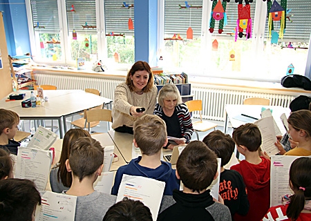 Probenbesuch in der Klasse 4c der Eschenburgschule vor Corona: Klassenlehrerin Inge Kimmerle (links) und die Journalistin Monika Hanewinkel studieren mit den Kindern das Hörspiel „Die mysteriöse Entführung“ ein. Premiere sollte ursprünglich beim Krimifestival in der Bibliothek sein. 