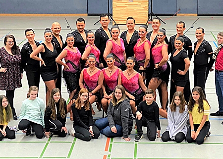 Im Januar trat die Lateinformation des Tanzclubs Royal Dance zum letzten Mal vor Publikum auf. 130 Zuschauer kamen damals in die Turnhalle des Stursberg-Gymnasiums. Vorne: einige Mitglieder der Kindergruppe und Trainerin Julia Mewissen (Mitte). Ganz links: die Trainerin der Lateinformation, Nadine Wewer.