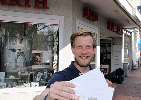 Fotograf Martin Barth ist der erste, der sich im Geschäftsgebiet der Sparkasse am Niederrhein von Moers bis Xanten für die Gutscheinplattform „Gemeinsam da durch“ registriert hat.