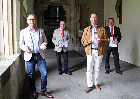 Freuen sich auf die neue Schwalbennestorgel im Xantener Dom (v.l.n.r.): Karl Schmitz, der Vorsitzende des Orgelbauvereins am St. Viktor Dom, Wilhelm van gen Hassend, Geschäftsführer der Bürgerstiftung, Dom-Organist Matthias Zangerle und Stiftungsvorstand Frank-Rainer Laake.  