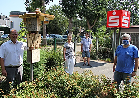 Das Insektenhotel der NABU-Gruppe Xanten an der Sparkasse soll viele Passanten und Kunden ermuntern, etwas für den Schutz der Wildbienen zu tun. V.l.n.r.: Carsten Fröhlich, Geschäftsstellenleiterin Birte Frie, Günter Michalowitzsch und Horst Redmer. 