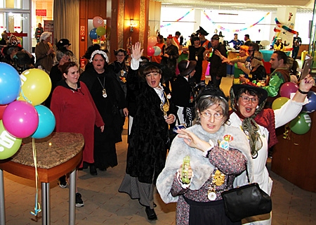 Karneval in der Sparkasse heißt, dass die Mitarbeiterinnen und Mitarbeiter am Altweiber-Donnerstag sich zu unterschiedlichen Mottos kostümieren und ihre Geschäftsstellen schmücken. Hier ein Bild vom Möhnensturm aus dem vorigen Jahr.