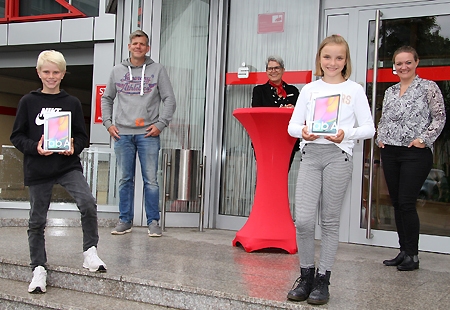 Viel Freude über schicke Tablets: Maximilian Schorn mit Vater Andreas und Liv Langer mit Mutter Sandra bei der Gewinnübergabe durch Monika Pogacic (Mitte).