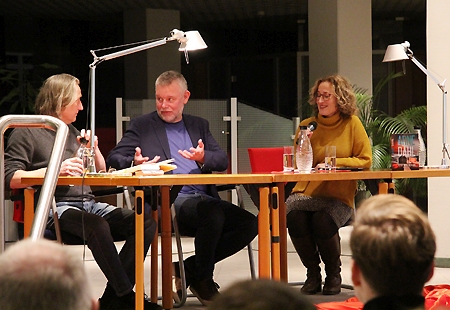 Bestseller-Autor Arne Dahl (Mitte) im Gespräch mit Schauspieler Frank Wickermann (l.) und Moderatorin Antje Deistler (r.) bei der Weltpremiere seines neuen Romans „Vier durch vier“ bei der Eröffnungsveranstaltung des 7. Krimifestivals Moers in der Kundenhalle der Sparkasse am Niederrhein.