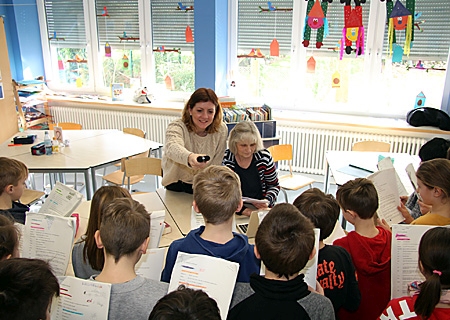 Probenbesuch in der Klasse 4c der Eschenburgschule: Klassenlehrerin Inge Kimmerle (links) und die Journalistin Monika Hanewinkel studieren mit den Kindern das Hörspiel „Die mysteriöse Entführung“ ein. Premiere ist beim Krimifestival in der Bibliothek. 