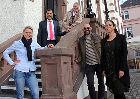 Katja Nießen (Enni), Giovanni Malaponti (Sparkasse), Konrad Göke, Stipe Madzar (Wirtshaus) und Eva Marxen (v.l.n.r.) freuen sich anlässlich des 30. Tages der Deutschen Einheit auf das erste Lichterfest der Demokratie am Alten Landratsamt. 