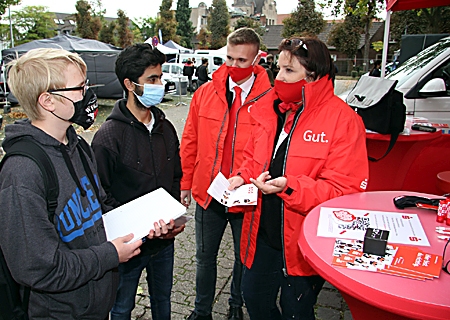 Christine Heinrichsmeyer und Matthias Löffler von der Sparkasse am Niederrhein beantworteten bei der ersten Open-Air-Ausbildungsmesse viele, viele Fragen.