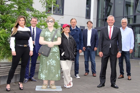 Pressebild mit Künstlerin Christel Lechner (Mitte) und Sponsoren. Rund zwei Dutzend "Alltagsmenschen" verschönern bis Ende Oktober die Moerser Innenstadt.