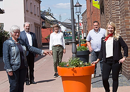 Freuen sich über die neuen Pflanzenkübel (v.l.) Martha Schlothmann (Dorfmasche), Gernot Fietze (Werbering), Ulrike Reichelt (Stadtmarketing), Michael Saris (Tuwas Genossenschaft) und Katrin Steffans (Sparkasse). 