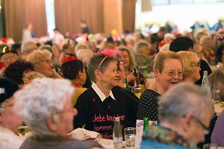 450 Gäste genossen im Kulturzentrum Rheinkamp den Sparkassen-Seniorenkarneval.