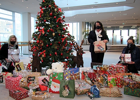 Freuen sich über mehr als 100 Geschenke unter dem Seniorenwunschbaum in der Sparkasse (v.l.n.r.): Sabine Opgen-Rhein (Moers Marketing), Birgit Sepic und Initiatorin Julia Voth.     