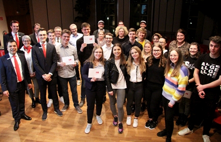 Siegerehrung beim Videowettbewerb für Abschlussklassen bei der Sparkasse am Niederrhein. Bei der sechsten Staffel von „Knete für die Fete“ gewannen die Mädchen der Xantener Marienschule (vorne) den Hauptpreis von 1.000 Euro. Über je 750 Euro freuten sich die Gymnasiasten vom Adolfinum und vom Julius-Stursberg-Gymnasium (dahinter). Einen Trostpreis von 100 Euro überreichte Sparkassenchef Giovanni Malaponti (l.) an die Schüler des Rheinberger Amplonius-Gymnasiums (r.).