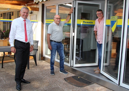 Sparkassenvorstand Bernd Zibell (v.l.n.r.) und der Kuratoriumsvorsitzende der Sozialstiftung Günter Zeller auf der Terrasse des Vereinsheims des Spielvereins Neukirchen 21. Dessen Vorsitzender Jürgen Förderer zeigt den neuen Clubraum, in dem sich jetzt die Mitglieder aller Abteilungen gerne treffen.