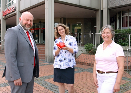 Frank Menges (v.l.n.r.), Versicherungsexperte der Sparkasse am Niederrhein, überreicht dem Hospizverein Neukirchen-Vluyn eine Spende von 2.500 Euro. Pfarrerin Juliane Kollmann-Rusch, Vorsitzende des gemeinnützigen Vereins, und Koordinatorin Bärbel Bouws freuen sich über das vorgezogene Jubiläumsgeschenk. Der gemeinnützige Verein feiert im kommenden Jahr sein 20-jähriges Bestehen.