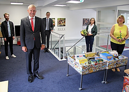 Eröffnung der ersten Ausstellung mit den Galerieschienen von der Sparkasse. V.l.n.r.: Stephan Baur (Stadt), Sparkassenvorstand Bernd Zibell, Hans-Wilhelm Fricke-Hein (Fördervereinsvorsitzender), Marion May-Hacker (Agenda-Beauftragte) und Bibliotheksleiterin Gisela Zwiener-Busch. 