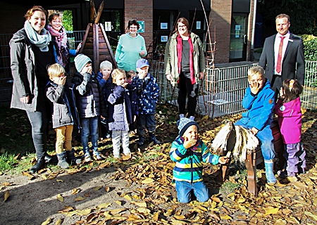 Die Kinder stimmten zu Ehren von Katrin Schwarz (hinten rechts) und Roman Schönwald (ganz rechts) ein Indianergeheul an. Kita-Leiterin Kathrin Dudek (ganz links) freut sich mit den Kindern über die Spende der Firma Schwarz und der Sparkasse. 