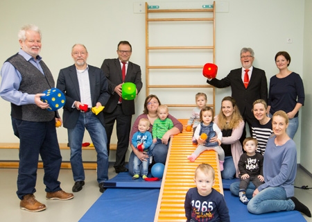 In der neuen Indoor-Bewegungslandschaft des Sportcenters in Ossenberg (v.l.n.r.): Helmut Hofmann (technischer Leiter), der 1. Vorsitzende Burghard Kretschmer, Sparkassenvorstand Frank-Rainer Laake und Geschäftsstellenleiter Heinz Geßmann. An der Rutsche mit Kind und gelbem Ball: Kursleiterin Sandra Winnekens. 