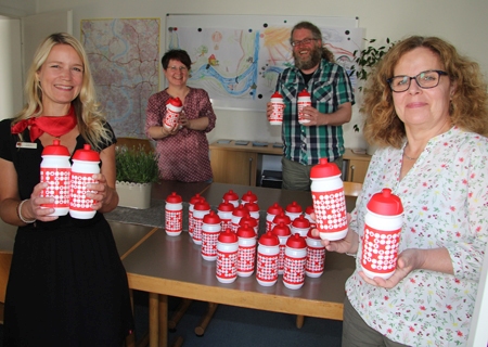 Katrin Steffans (links) brachte die 100 Trinkflaschen zur Drogenberatung der Diakonie. Nach rechts: Britta Dietrich-Aust, Stefan Sondermann und Monika Schremm. 