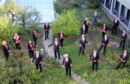 Abstand halten fürs Begrüßungsfoto. Die 15 neuen Auszubildenden der Sparkasse erhielten zum Auftakt einen roten Zollstock. Vorstandsvorsitzender Giovanni Malaponti (vorne, ganz rechts): „Abstand, Hygiene und Alltagsmaske sind aktuell die wichtigsten Regeln in unserem Haus und in unseren 23 Geschäftsstellen von Moers bis Xanten.“