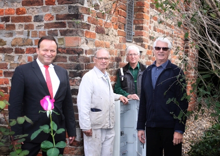 Dr. Heinrich Schug (v.r.n.l.), Theo Reintges und Ludger Fröhling vom Verein zur Erhaltung der St. Marienkapelle Strommoers zeigen Sparkassenvorstand Frank-Rainer Laake den neuen Stromkasten, der das Gebäude, die Wegbeleuchtung und das Gerätehaus mit Energie versorgt. Die Sparkasse am Niederrhein unterstützte den Verein mit einer 500-Euro-Spende.