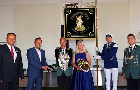 Bürgermeister Thomas Görtz übergibt die Plakette dem Diözesan-Königspaar Klaus und Barbara Ratz. Das genoss die festliche, pandemiekonforme Feierstunde im Sitzungssaal des Rathauses. Sparkassenvorstand Frank-Rainer Laake (l.) und Brudermeister Georg Angenendt (r.) gratulieren herzlich. Für die Anfertigung der Plakette gab die Stadt 500 Euro, die Sparkasse am Niederrhein 250 Euro.