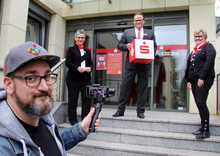 Birte Frie, Frank-Rainer Laake und Maria-Anna Rütter (v.l.n.r.) zogen die Lose. Die Extra-Spenden von je 250 Euro gewannen das Xantener Blutwurstkomitee, die St. Pantaleon-Schützenbrüderschaft Lüttingen und der Heimatverein Vynen. Von den rund 150 Xantener Vereinen hatten sich 79 für die Verlosung beworben. Die Ziehung ist auf dem YouTube-Kanal und auf der Facebook-Seite der Sparkasse am Niederrhein zu sehen.