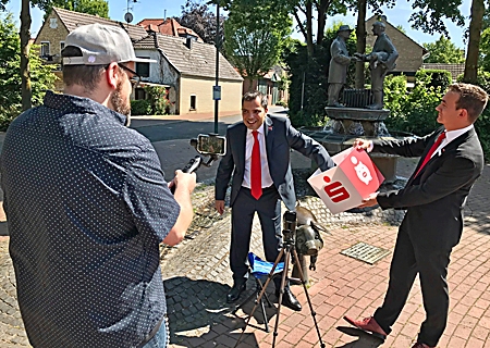 Markus Grimm drehte von der Verlosung am Brunnen vor dem Rathaus ein Video, es ist auf der Facebook-Seite der Sparkasse und bei Youtube zu sehen. In der Mitte: Giovanni Malaponti, ganz rechts: Tim Rütters.