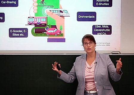 Professorin Dr. Ellen Enkel folgte im März dieses Jahres Professor Ferdinand Dudenhöffer am Duisburger Lehrstuhl für Allgemeine Betriebswirtschaftslehre und Mobilität nach. In ihrem Video-Vortrag bei den 33. Universitätswochen kündigt sie an, dass die Mobilität vor einem gewaltigen Umbruch stehe.