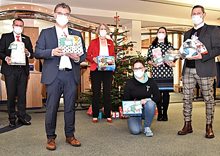 Besuch von Bürgermeister Dietmar Heyde (2.v.l.) am Weihnachtswunschbaum in der Sparkasse an der Bahnhofstraße. Ganz links: Ludger Wehren (Sparkasse). Von rechts: Michael Paßon (Verein "Klartext für Kinder e.V.), Azra Zürn (Leiterin des Fachbereiches Jugend und Soziales), Mira Hussmann (Jugendamt) und Andrea Kabs-Schlusen. 