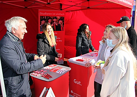 Personalchef Jürgen Renner sowie die Auszubildenden Lilly Berner (Mitte) und Ayse Degirmenci beantworteten bei der Open-Air-Ausbildungsmesse am Stand der Sparkasse am Niederrhein viele interessierte Fragen der Besucher.