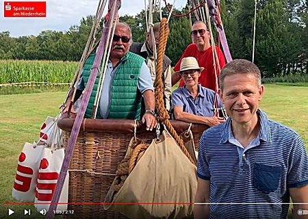 Der Niederrheindichter Christian Behrens (vorne) begleitete die Jungfernfahrt des neuen Gasballons der Sparkasse am Niederrhein mit Fotoapparat und Notizblock. Das Video mit seinem achtstrophigen Gedicht ist auf dem YouTube-Kanal der Sparkasse zu finden.