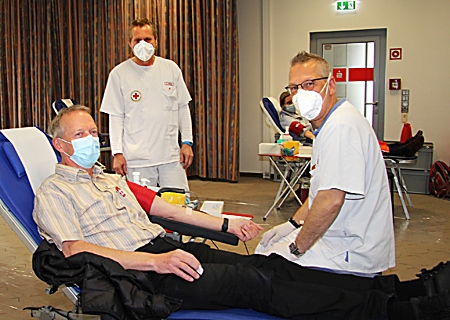 Blutspender wie Uwe Walter (l.) sind am 15. September im Casino der Sparkasse am Ostring herzlich willkommen. Das DRK empfiehlt, vorab einen Termin zu buchen: www.blutspendedienst-west.de/blutspendetermine