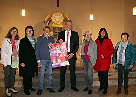 Laden zur „Ladies Night“ in die St. Quirinus Kirche in Neukirchen ein (v.l.n.r.): Annegret Jockweg und Liss Scholtes von Barbershop Blend, Kurt Best, Sparkassenvorstand Bernd Zibell, Corinna Brune (Sound&Soul) sowie Sandra Krogoll und Gisela Török von den Witches of Pitches.