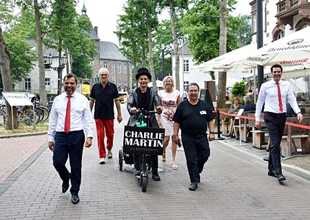 Giovanni Malaponti, Achim Reps, Charlie Martin, Sabine Opgen-Rhein, Reinhard Nemitz, Stefan Ertelt (v.l.n.r.) freuen sich auf die Veranstaltung „CityLive - Moers überrascht“ - immer samstags in der Moerser Innenstadt.