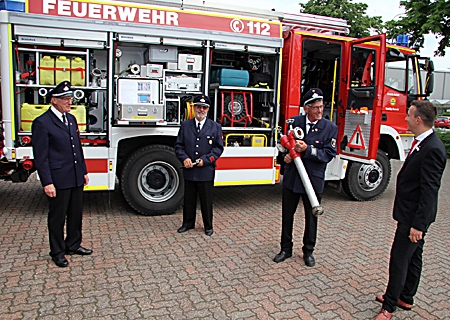 Tim Rütters, Leiter der Sparkassen-Geschäftsstelle in Sonsbeck (ganz rechts), besuchte die Ehrenabteilung der Feuerwehr am Gerätehaus Alpener Straße (v.l.n.r.): Josef van de Weyer, Johannes Hanßen und Hans-Josef Nobis.