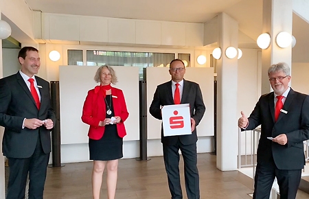 Im vergangenen Jahr zogen Norbert Kubik, Andrea Kabs-Schlusen, Frank-Rainer Laake und Heinz Geßmann (v.l.n.r.) im Stadthaus die Gewinner der Extra-Spenden für Rheinberg. In diesem Jahr findet die Verlosung in der Reichelsiedlung während der Artlon-Kunstaktion statt.