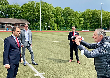 Videodreh zur Verlosung der dreimal 250 Euro Extraspenden auf der Platzanlage des SV Sonsbeck (v.l.n.r.): Sparkassenchef Giovanni Malaponti, Marc Lemkens, der erste Vorsitzende des SV Sonsbeck, Geschäftsstellenleiter Tim Rütters und Holger Schmitz, Pressereferent der Sparkasse am Niederrhein.