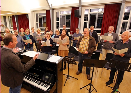 Momentan probt der Domchor St. Viktor in zwei getrennten Gruppen unter der Leitung von Domkantor Matthias Zangerle. 