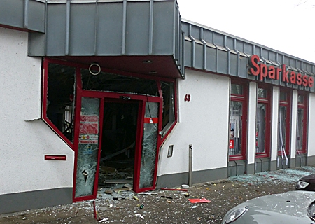 Geldautomat der Sparkasse in Eick-West gesprengt