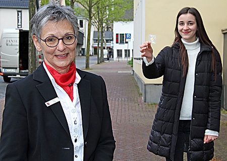 Birte Frie (links) überreichte Anna Lamers den Gewinn: eine Goldmünze im Wert von aktuell 450 Euro.