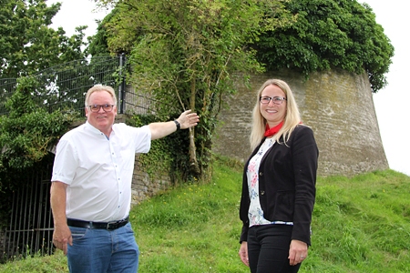 Franz-Josef Spölmink vom Heimat- und Verkehrsverein mit Geschäftsstellenleiterin Kathrin Hüsch vor Schreibers Mühle. Dort wird bis spätestens November eine der insgesamt 16 neuen Info-Stelen aufgestellt. Von der gewonnenen 250-Euro-Extraspende der Sparkasse finanziert der Verein einen Flyer, in dem alle Stationen des Geschichtspfads verzeichnet sind.