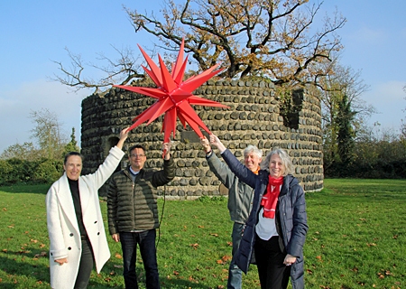 Freuen sich über den neuen Herrnhuter Stern (v.l.n.r.): Michaela Vervoort, Ralf Winstroth, Jupp Böckling und Andrea Kabs-Schlusen von der Sparkasse.  