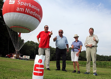 Kurz vor dem Start zur Jungfernfahrt mit dem neuen Gasballon der Sparkasse am Niederrhein (v.l.n.r.): Pilot Volker Kuinke, Gerd Giesen sowie Mechthild und Otto Laakmann.